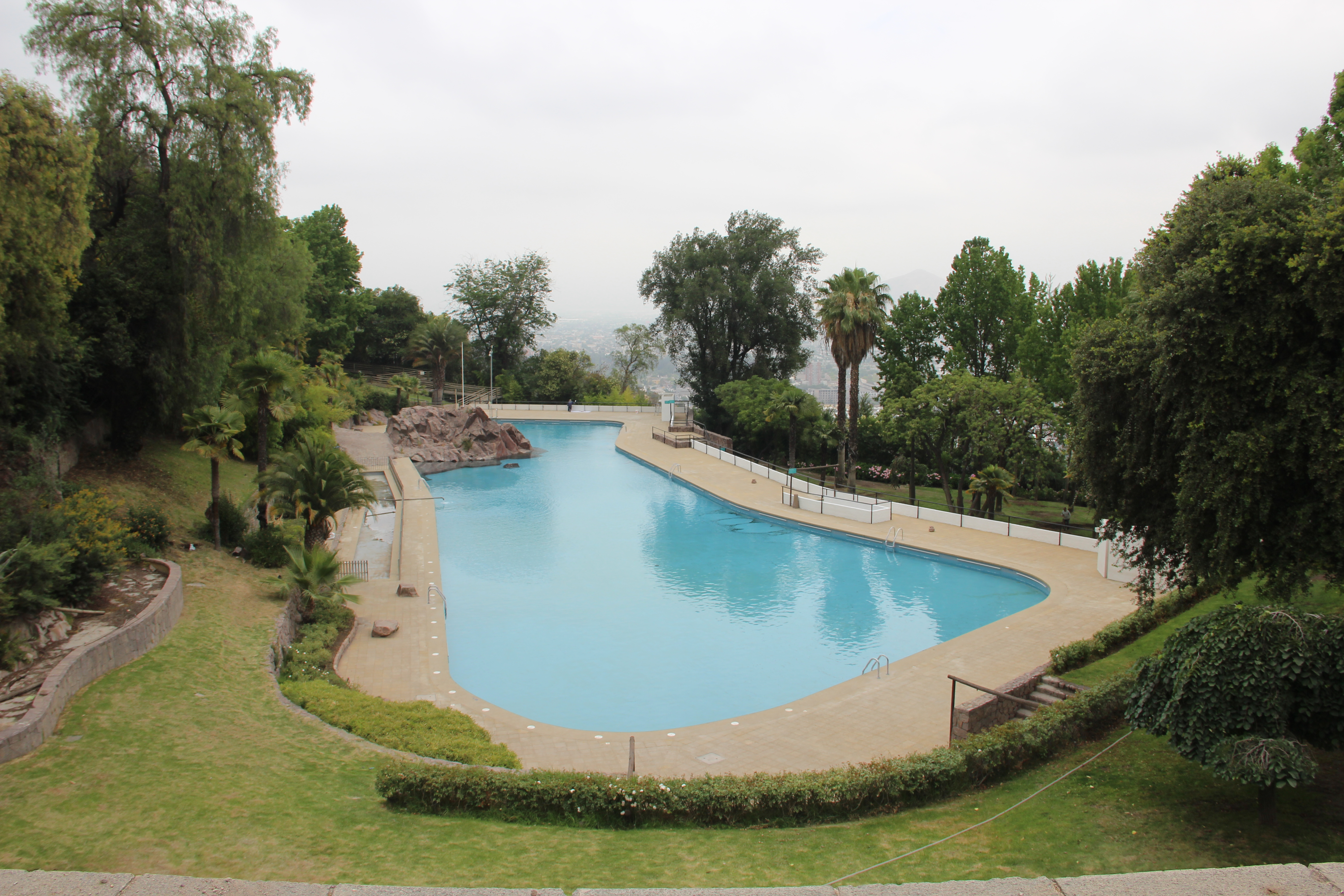 Aplicación de poliurea sobre piscina Tupahue en Recoleta, Chile — Kronos Mining