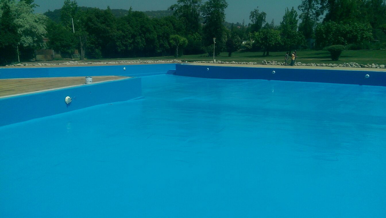 Piscina del Colegio Médico de Santiago con revestimiento de poliurea en caliente color azul, 1.200 m² impermeabilizados