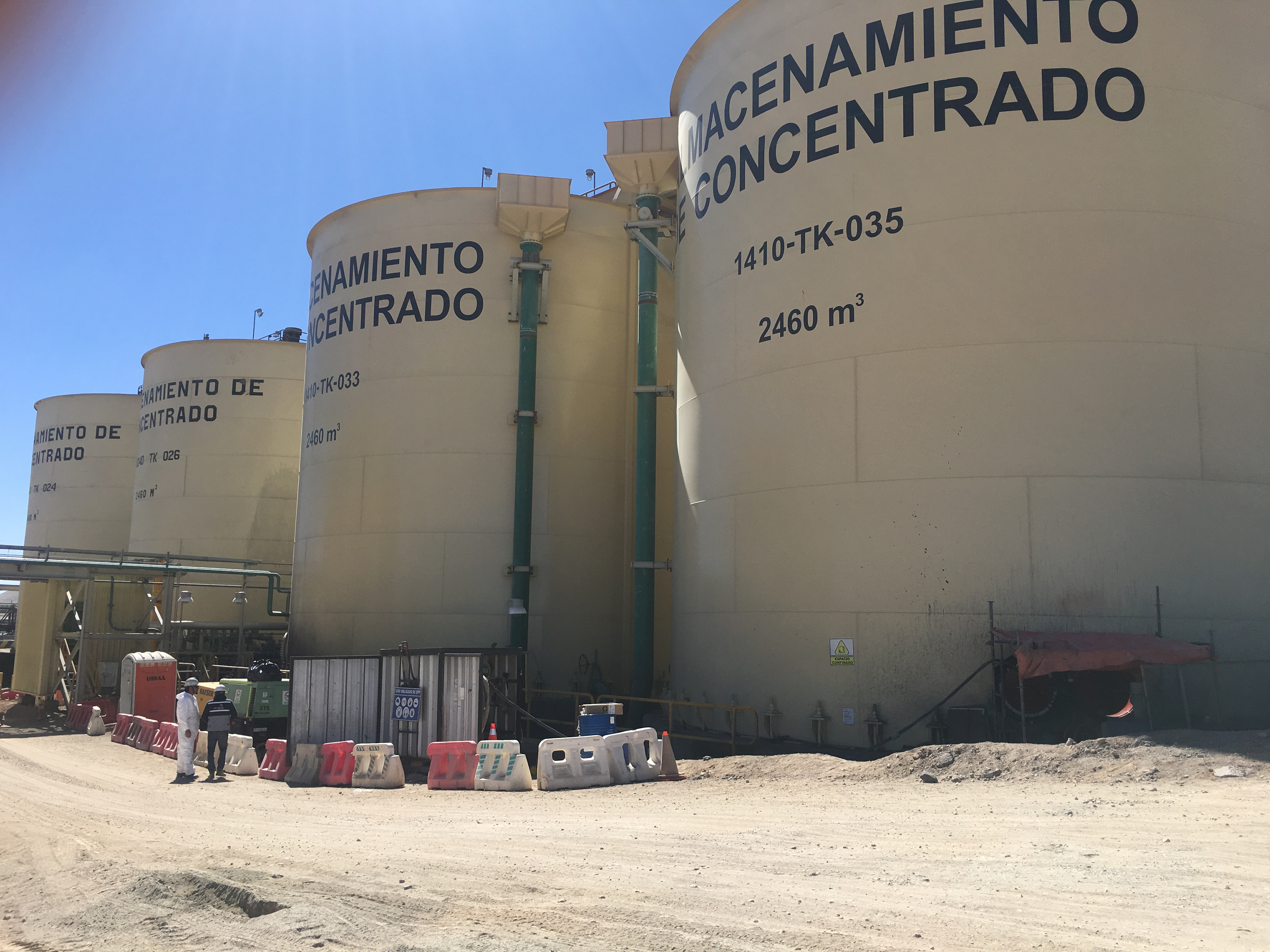 Estanques de almacenamiento de concentrado de cobre 1410-TK-035 en Minera Escondida revestidos con poliurea — Kronos Mining