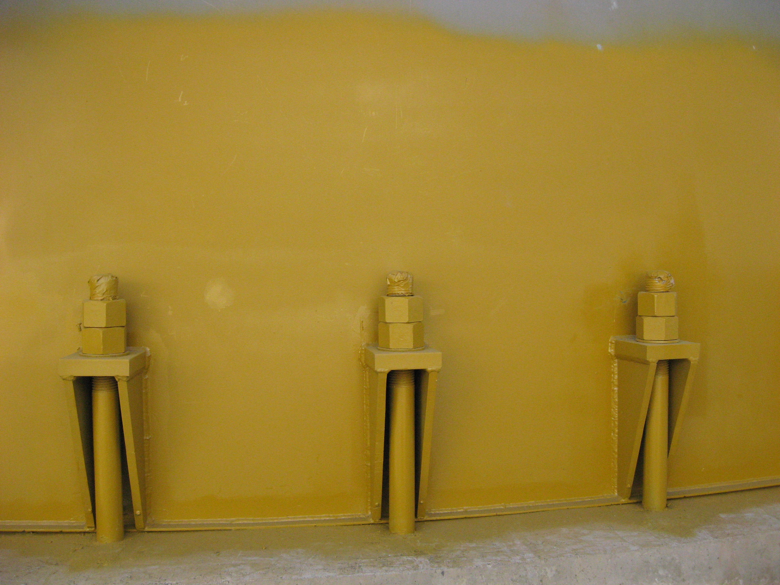 Estanques industriales con sistemas de revestimiento anticorrosivo aplicados por Kronos Mining