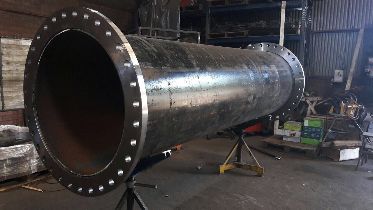 Spool de acero con bridas terminado, listo para instalación en planta RECSOL