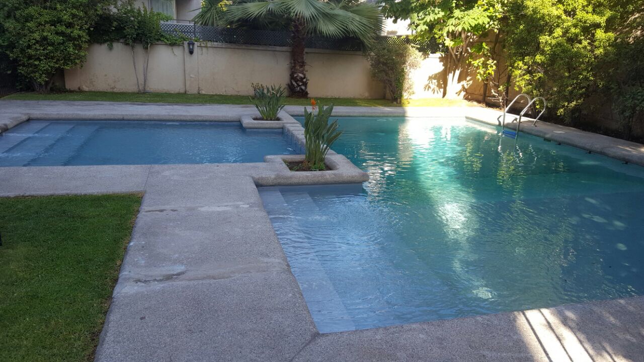 Piscina residencial del Edificio Villamagna Plaza con revestimiento de poliurea pura terminado, agua cristalina azul-turquesa, Las Condes — Kronos Mining