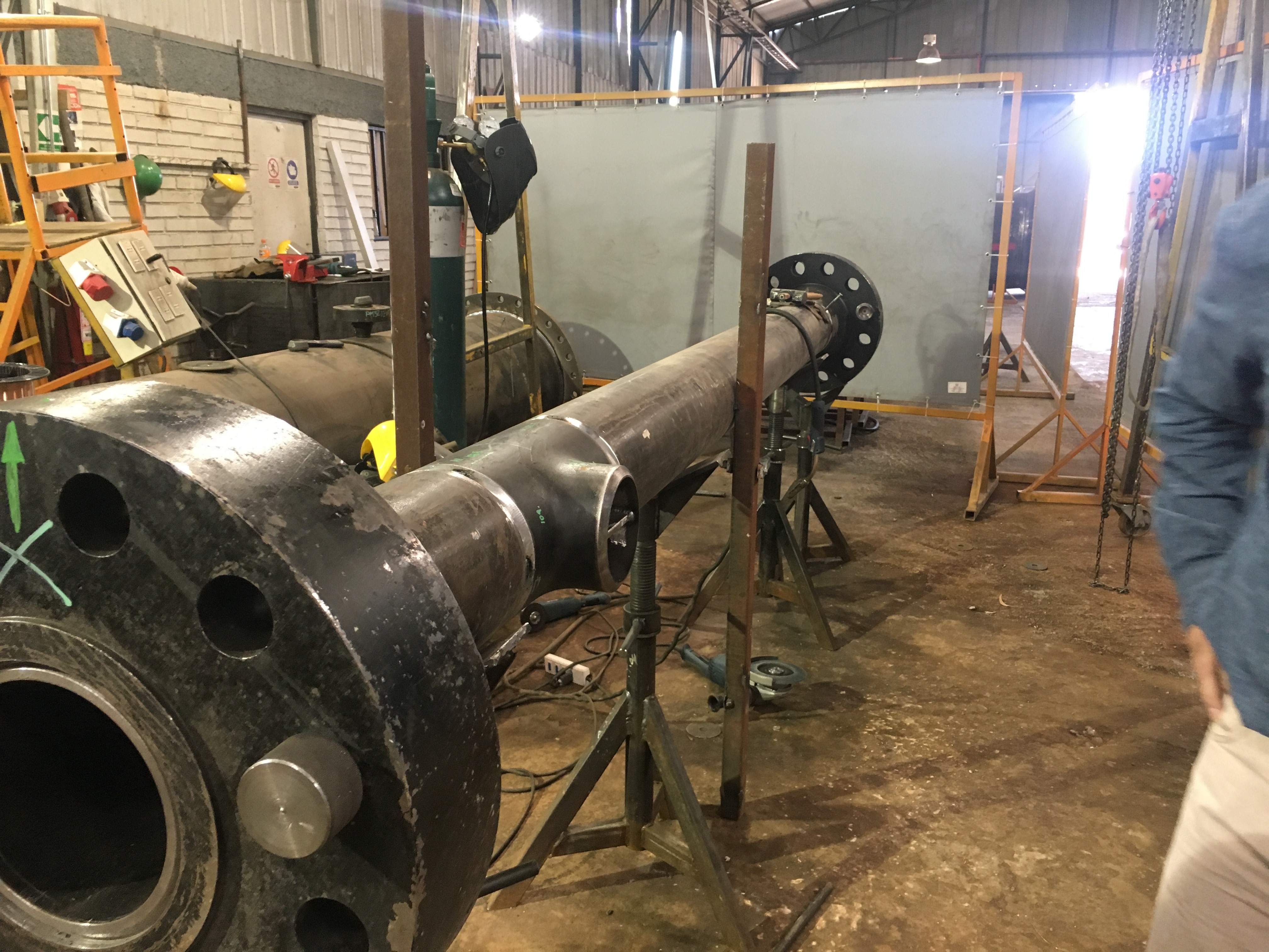 Spools de mediano diámetro sobre caballetes en taller de fabricación para proyecto AtkinsRéalis