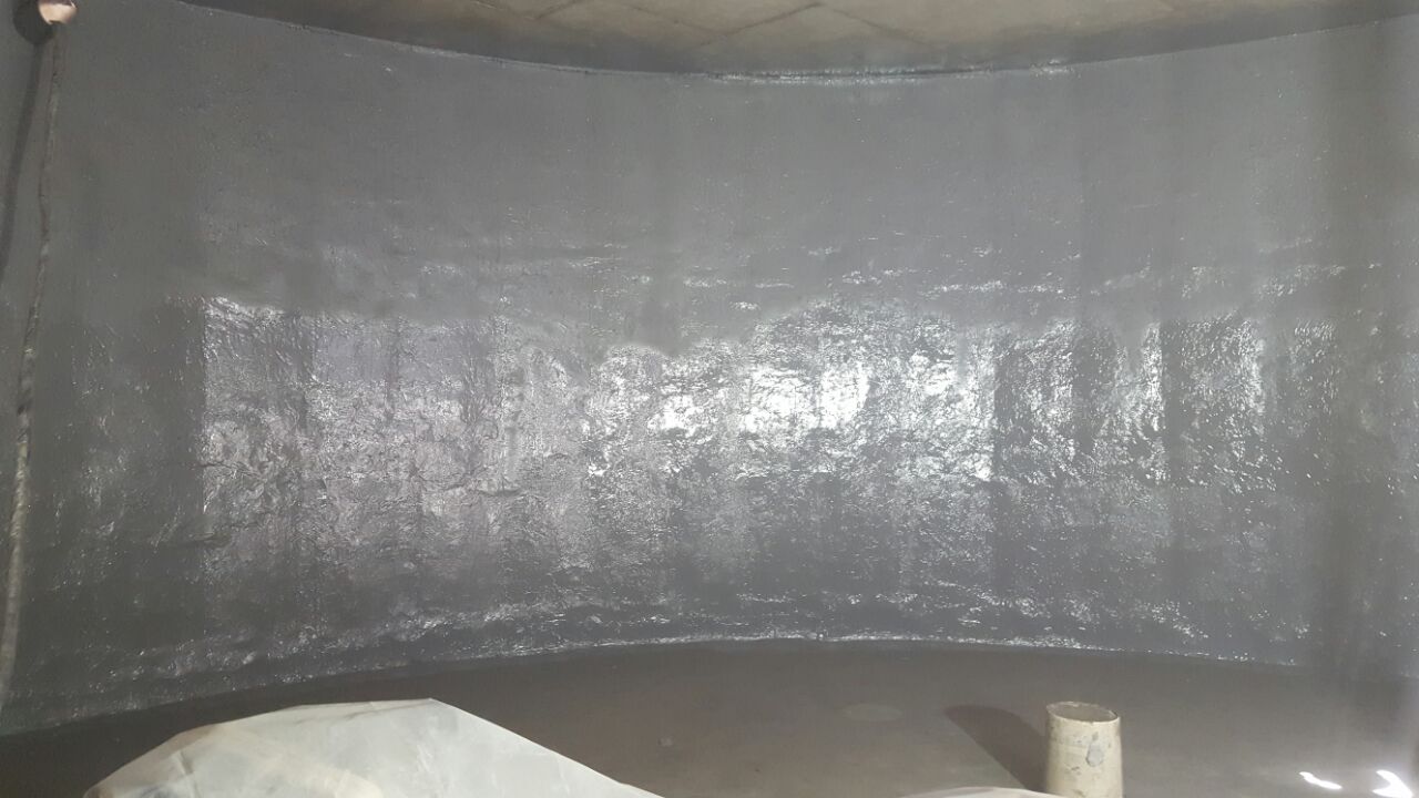 Muro curvo de estanque de agua con revestimiento de poliurea spray terminado — Kronos Mining