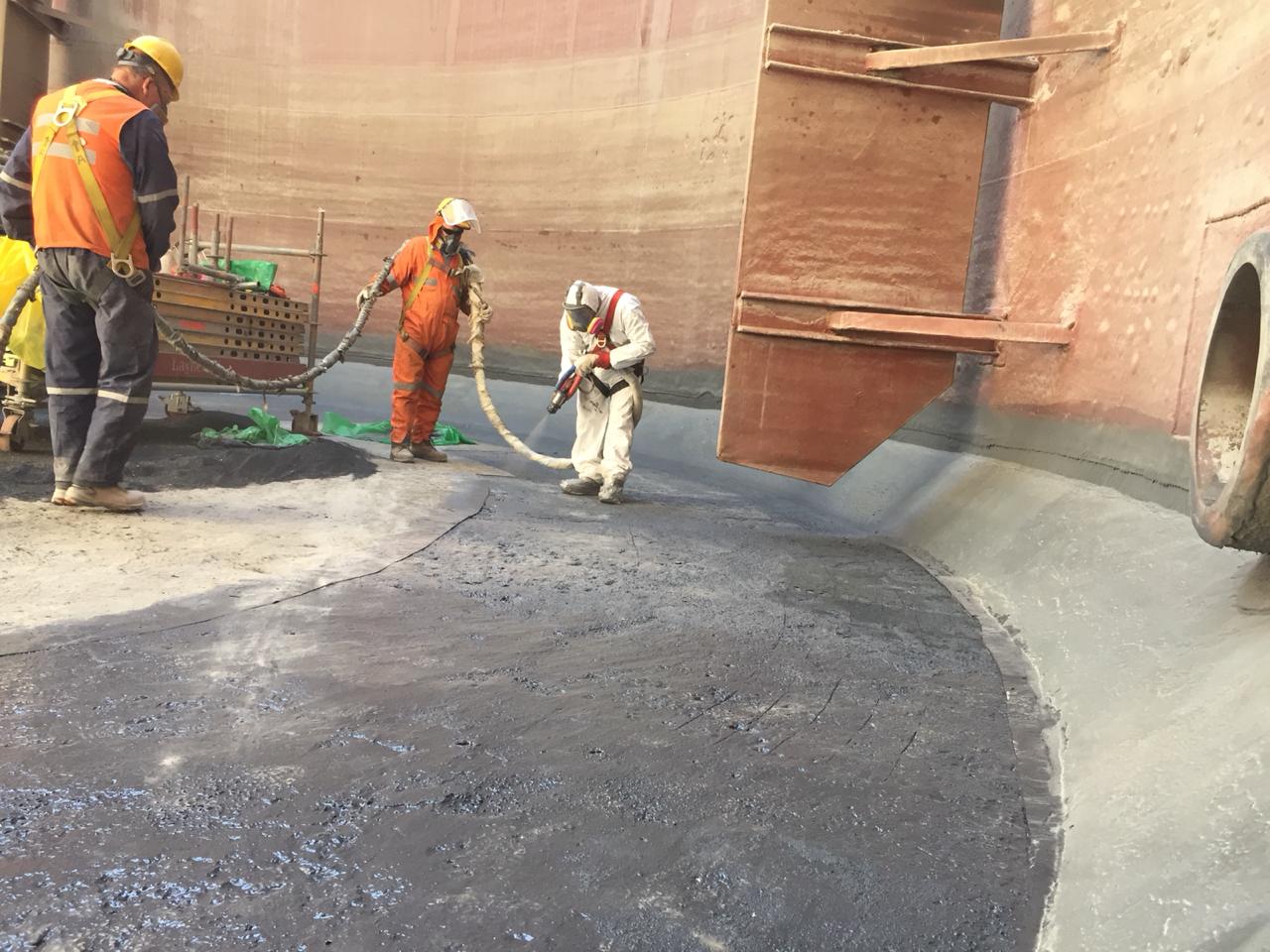 Aplicación de poliurea en estanque de Minera Los Pelambres — Kronos Mining