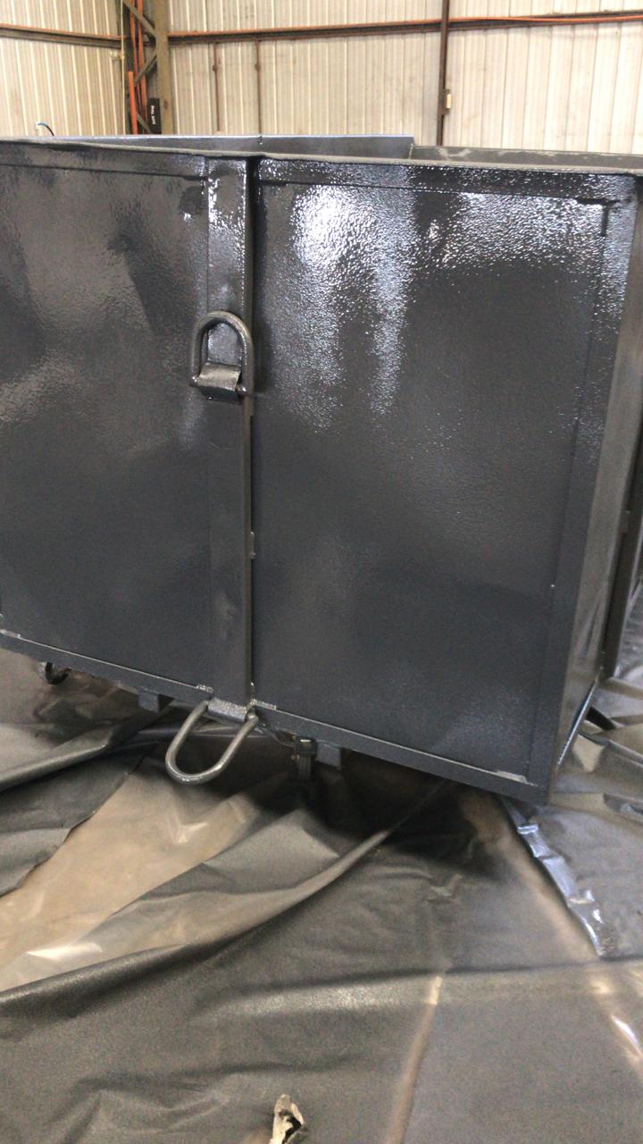 Batea industrial con revestimiento de poliurea terminado, vista frontal mostrando acabado brillante y argollas de izaje — Kronos Mining