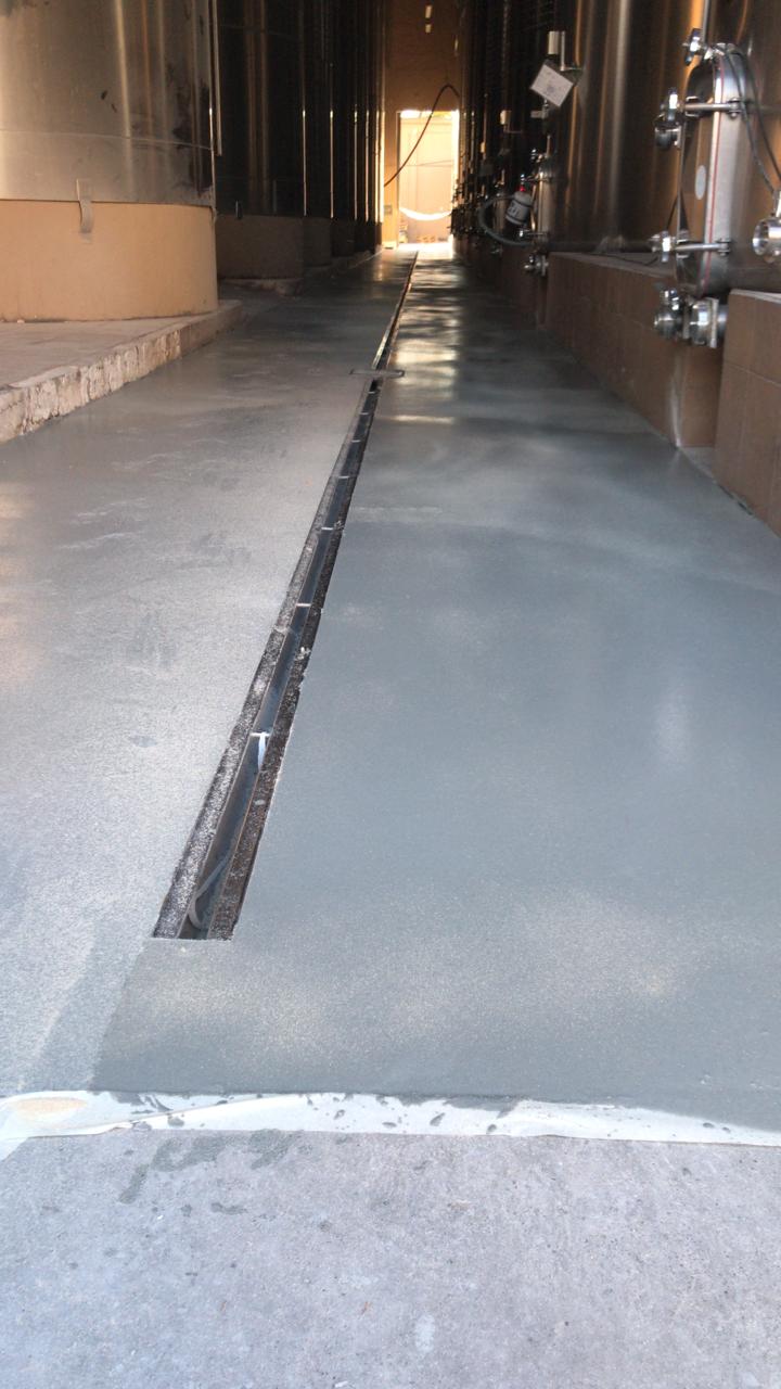 Piso industrial con revestimiento poliurea terminado en bodega Vina Santa Rita, Buin -- Kronos Mining