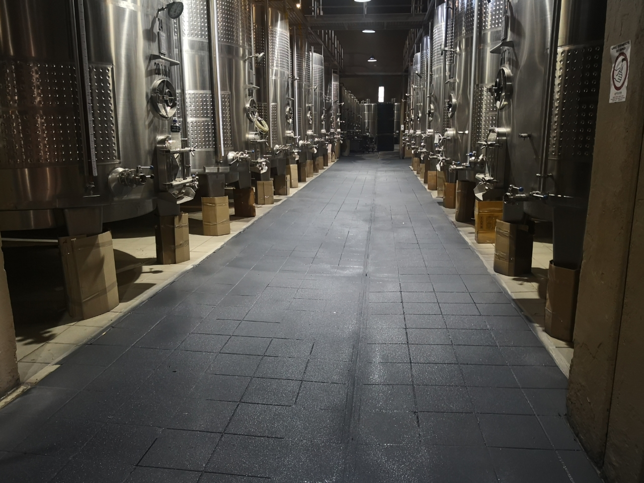 Piso de poliurea gris en bodega vitivinícola Viña Los Boldos — Kronos Mining