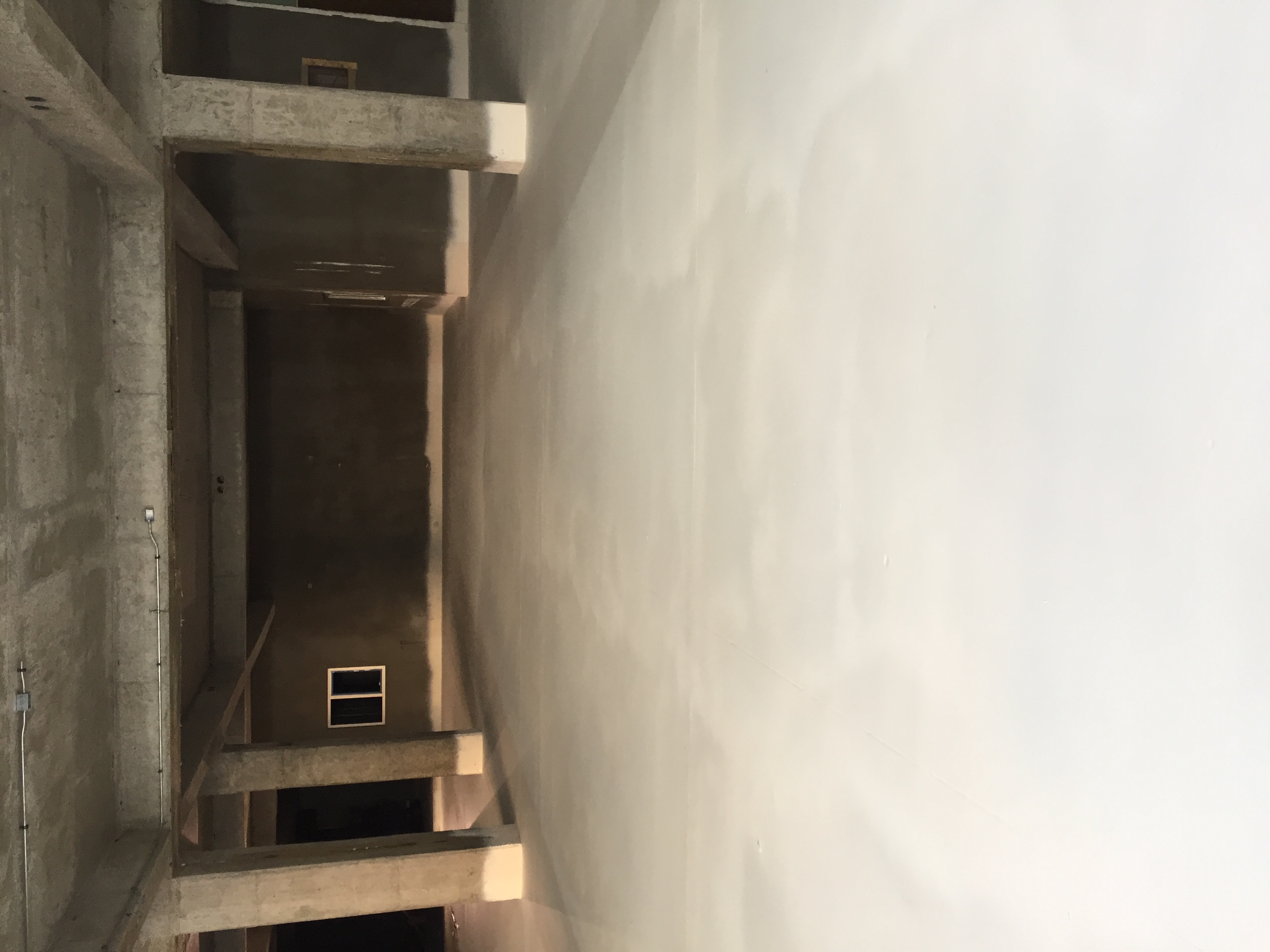 Piso de estacionamiento de centro comercial revestido con poliurea gris, vista panorámica de gran extensión — Kronos Mining