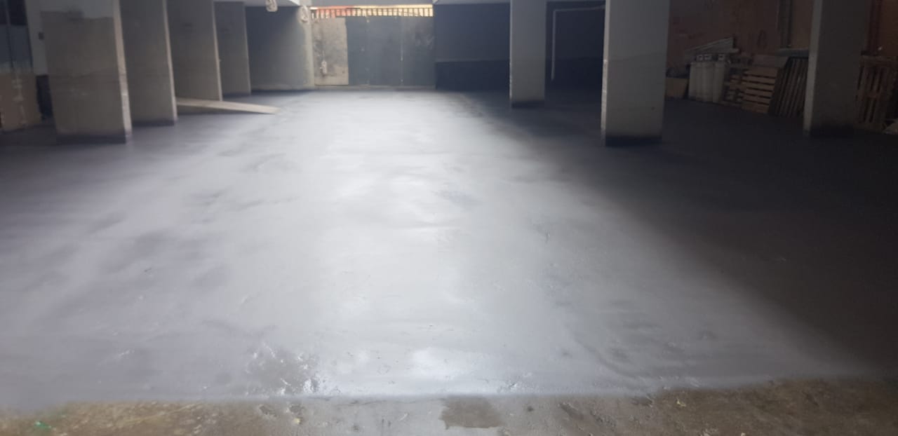 Piso de estacionamiento con revestimiento de poliurea gris terminado, edificio Independencia -- Kronos Mining
