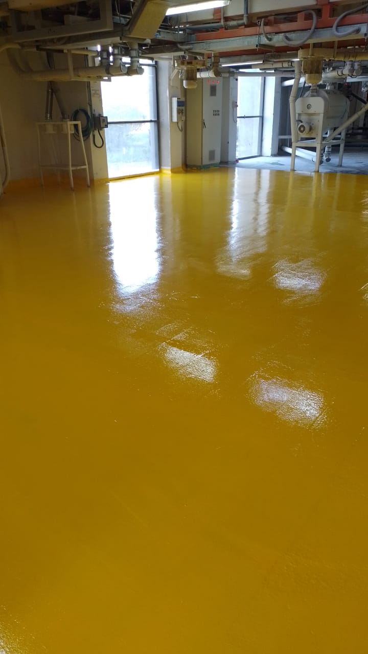 Piso industrial de poliuretano poliaspártico amarillo terminado en sala de molienda — Kronos Mining