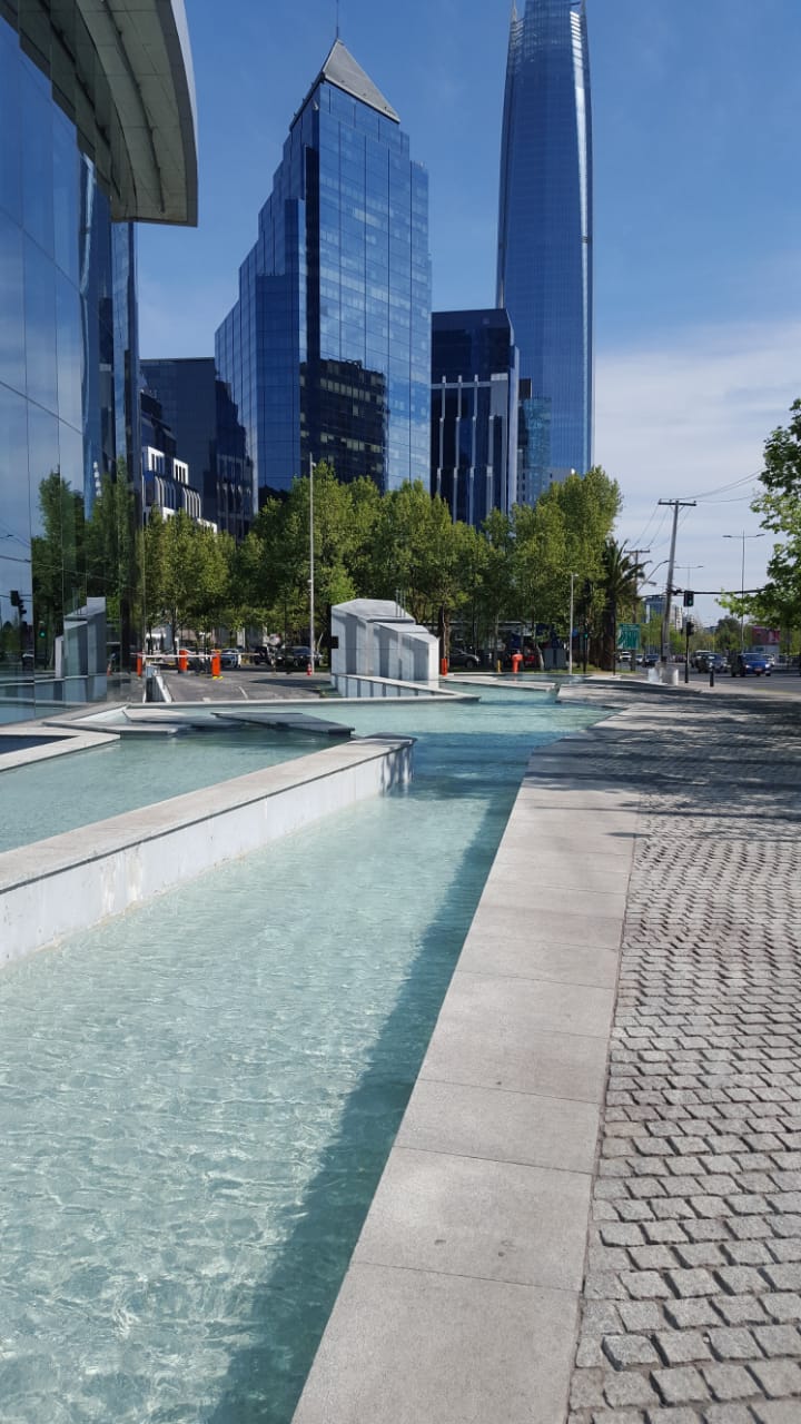 Espejos de agua ornamentales del Edificio Titanium con revestimiento de poliurea en funcionamiento — Kronos Mining